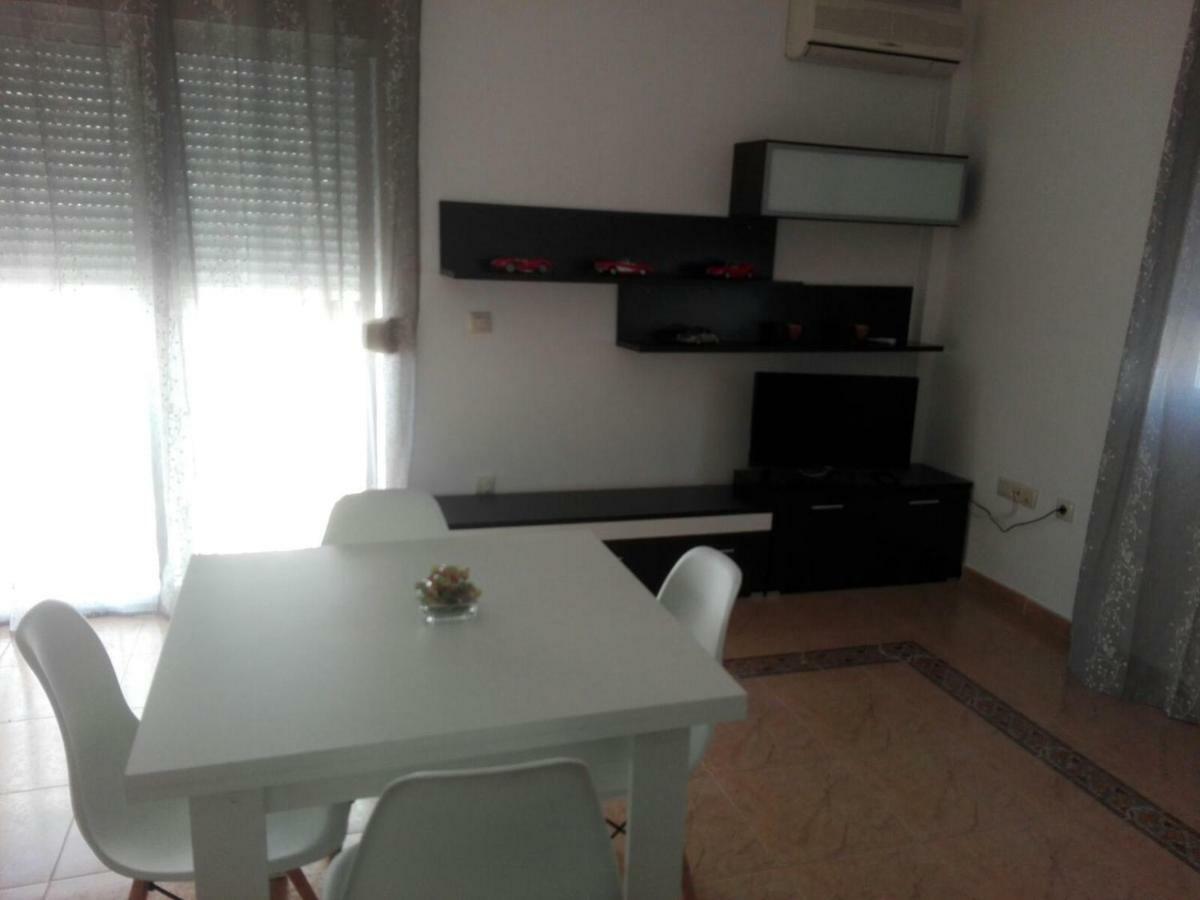 شقة كاربونيذاس  في Calle Malaga, 7 Bajo A المظهر الخارجي الصورة