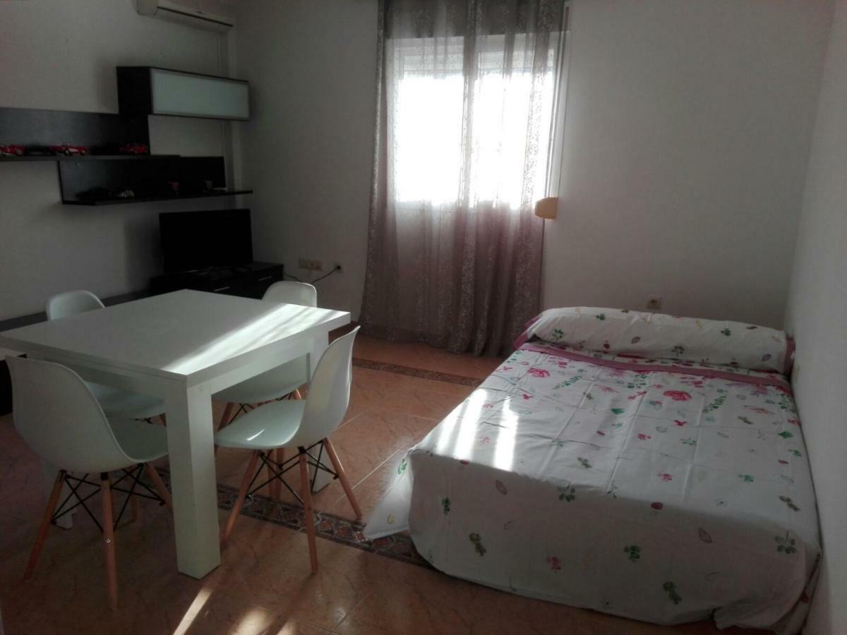 شقة كاربونيذاس  في Calle Malaga, 7 Bajo A المظهر الخارجي الصورة